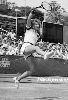 Wendy Turnbull returns a high ball in the final of the NSW Open tennis championships. 7 December 1980.
