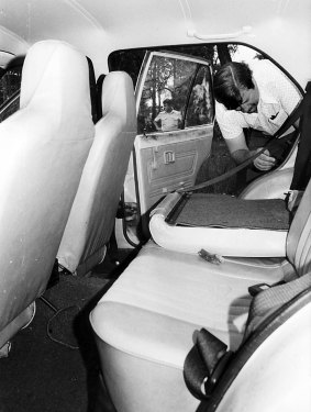 Police inspect Elizabeth Dixon's car in 1982. 