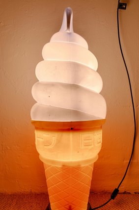 Yuge & David Bromley auction: This vintage Japanese ice-cream lamp sold for $1159 IBP.