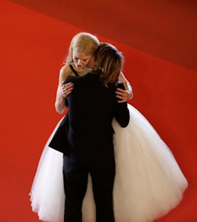 One last nuzzle before the couple leave the red carpet. 