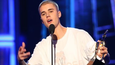 We don't steal: Justin Bieber collects 2016 Billboard Music Award. 