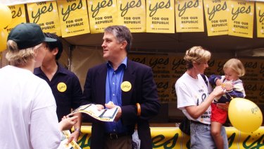 Malcolm Turnbull campaigns for a republic ahead of the 1999 referendum. 