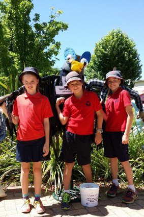 Carriers: Curtin Primary schoolchildren with their scarecrow, Rustle Crow.