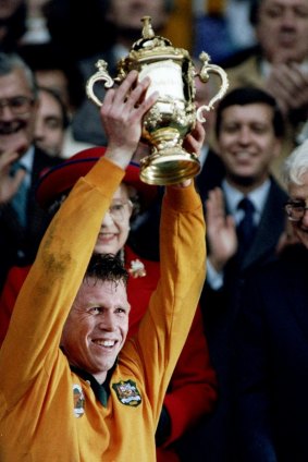 Nick Farr-Jones hoists the Cup at Twickenam in 1991 