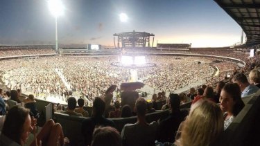 Adele On Stage In Perth As Huge Crowds Roll In