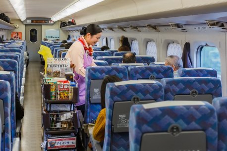 Japanese trains don't have restaurant or bar cars, only snack trolleys.