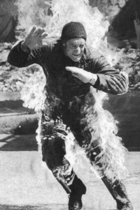Grant Page performing a stunt for the movie <i>City on Fire</i> in New York in 1979.