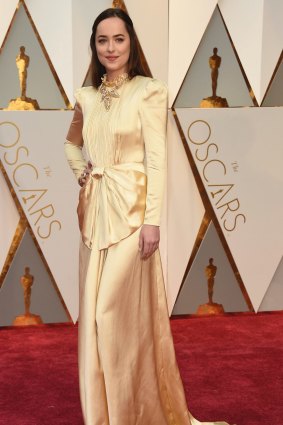 Dakota Johnson in need of a good iron at the Oscars.