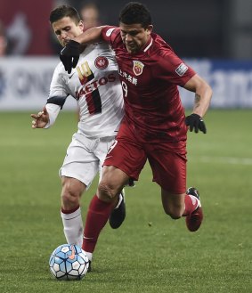 Elkeson of Shanghai SIPG and Nicolas Martinez of the Wanderers compete for the ball during the AFC Champions League 2017 Group F match.