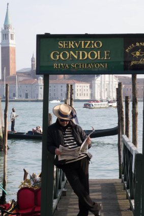 A Venetian gondolier takes a break.