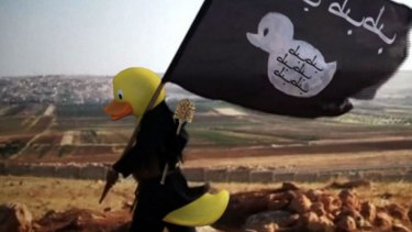 Rubber ducks have replaced the faces of IS fighters in a new internet campaign.