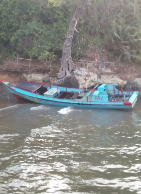 The boat that ran out of fuel and ended up stranded on a beach in Cianjur, West Java.