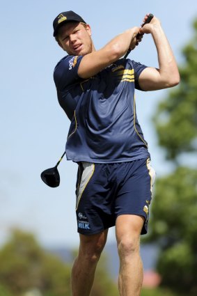 New Brumbies recruit Blake Enever tries his hand at golf.