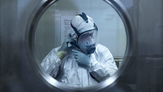 Associate Professor Stuart Turville a virologist at the Kirby Institute working temporarily at St Vincentâs Centre for Applied Medical Research. Donning on PPE in preparation before analysing antibody reaction with the COVID-19 Omicron variant. Darlinghurst, NSW. 8th December, 2021. Photo: Kate Geraghty 