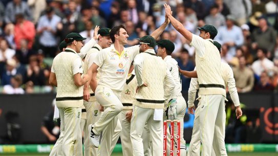 Pat Cummins celebrates with teammates after dismissing Haseeb Hameed.