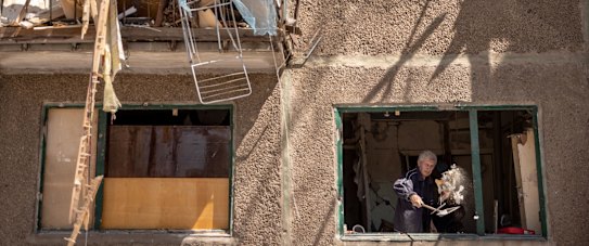 KRAMATORSK, UKRAINE - MAY 06: A man throws debris from the window of a residential apartment block damaged one day before by a Russian missile strike on May 06, 2022 in Kramatorsk, Ukraine. The city has been a target of missile strikes as Russia focuses on gaining ground in Ukraine's surrounding Donbas region. A majority of Kramatorsk's civilian residents have fled the war, and those who remain struggle to find food and fuel. (Photo by Chris McGrath/Getty Images)