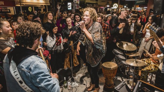 SUNHERALD- Crowds of people inundated the streets of Byron Bay after Splendour in the Grass festival cancelled its first day due to bad weather. People waited in long queues to enter venues. Photo shows local band The Seeding entertaining crowds on the streets. The buskers played for eight hours to keep the swelling crowd amused.Friday July 22nd Photo by Natalie Grono