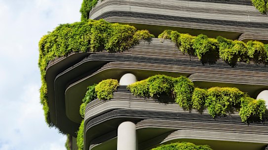 Considered to be the world's first "hotel in a garden", is the 16-storey vegetation enveloped Parkroyal Collection Pickering hotel.