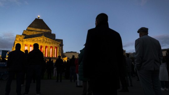 A total of 1400 people pre-registered for the ANZAC Day dawn service