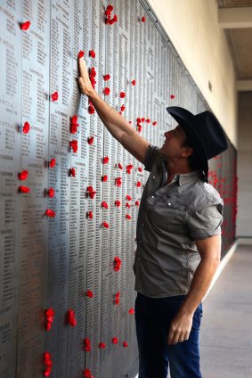 Lee Kernaghan visiting the Australian War Memorial.