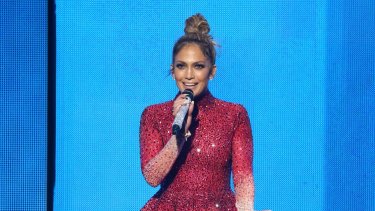 Ama Host Jennifer Lopez S 11 Sexy Wardrobe Changes