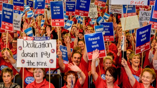 Public-sector nurses and midwives unanimously endorse the Victorian government's wage offer. 