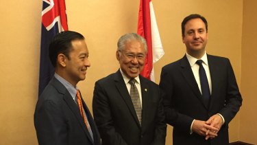 Australian Trade Minister Steve Ciobo (right) meets with former former Indonesian trade minister Thomas Lembong (left) and new Indonesian Trade Minister Enggartiasto Lukita (centre).