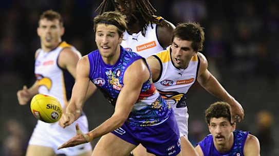 Stand-in skipper: Marcus Bontempelli gets off a handpass.