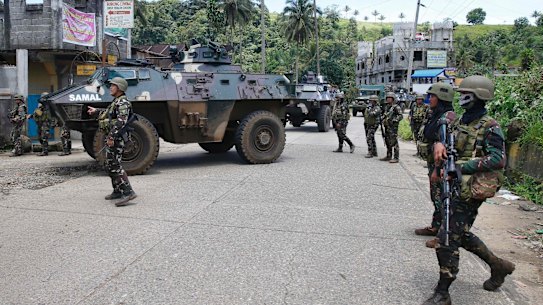 Government troops head to the frontline to fight Muslim militants in Marawi in May.