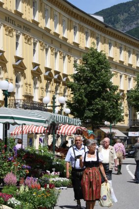 Strolling central Bad Ischl against the facade of the Hotel zur Post.