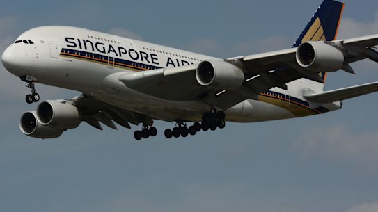 DRK79J Singapore Airlines Airbus A380 Super Jumbo on approach into London Heathrow Airport from Singapore str3-a380 SatDec9cover