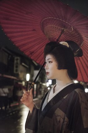 From 'The Flower and Willow World' series. Emerging fine art photographer?Kellie Leczinska, who was the 2012 winner of Clique's annual competition Shoot the Chef, has gone on to produce a body of work documenting?geishas of Kyoto, on exhibition now at Contact Sheet, Sydney. AUGUST 2015.