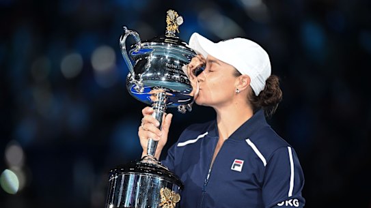Ashleigh Barty kisses the Daphne Akhurst trophy after becoming the first Australian to win the Open in 44 years.