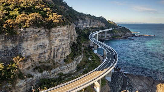 Lawrence Hargrave Drive reanuda su giro hacia el sur, serpenteando a través de pueblos costeros al norte de Wollongong hasta que se desliza sobre el océano en el puente Sea Cliff. La carretera serpentea mientras bordea las estribaciones de la escarpa costera.