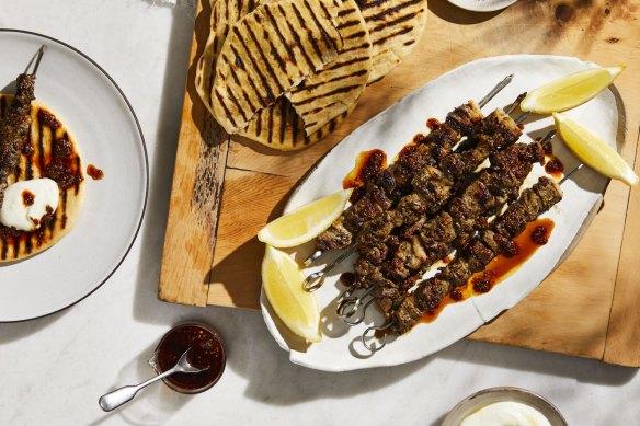 Perfect for the charcoal grill: Grilled lamb leg spiedini.