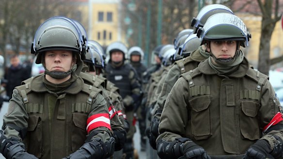 Austrian soldiers practice protecting the border between Slovenia and Austria in Strass on Tuesday. 