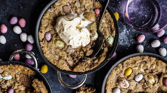 Individual frypan cookies with Easter eggs and ice-cream.