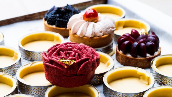 Pane Dolce's chocolate strawberry rose for Valentine's Day is also avaible for delivery until February 19.