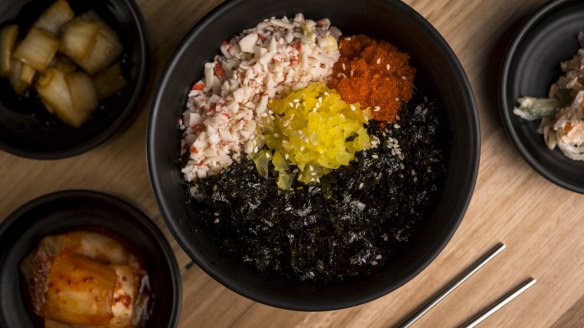 Roll-your-own rice balls with crab meat at Masizzim.