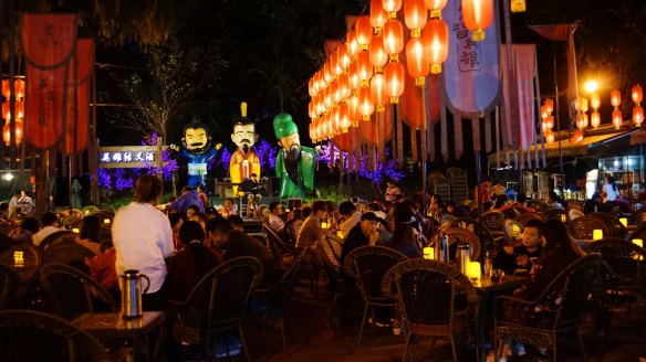 People drinking tea in the Jinli Park, Chengdu.