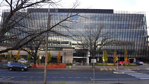 Barnaby Joyce wants to move public servants from the Grains Research Development Corporation's Barton office to Wagga.