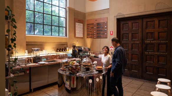 Cakes and sweets are displayed on a mirrored plinth.