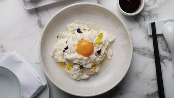 Sauteed snow eggs and spanner crab with raw egg yolk.