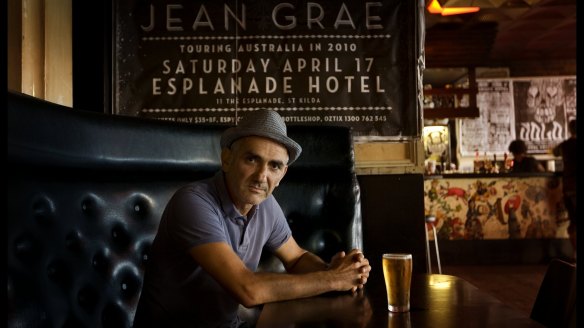 Paul Kelly having a beer at the Espy.