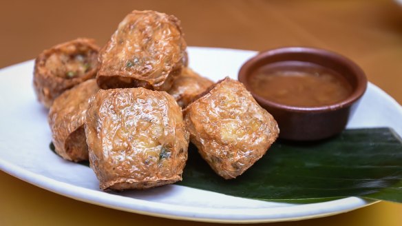 Hoy jor: crab and pork mince wrapped in beancurd skins.