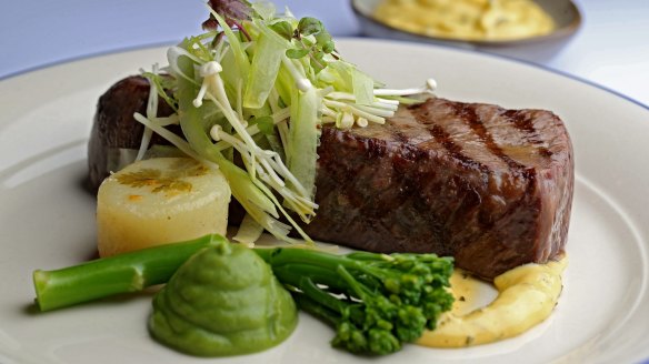 Steak with bearnaise sauce.