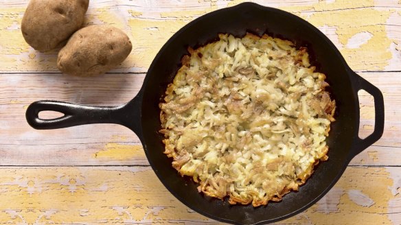 A pan of fried roesti potatoes.