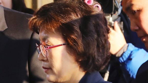 Acting Chief Justice Lee Jung-mi arrives at court with curlers in her hair.