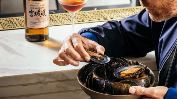 Poached mussels match well with a single malt whisky.