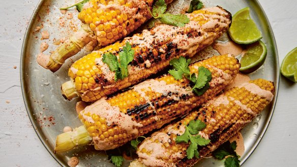 Coupled with a smoky, tangy dressing, corn cooked on the barbecue looks and tastes amazing. 